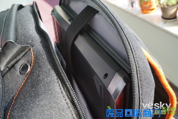 作为电脑外设领域的“小王子”,雷神这一次推出的铠甲包可以说是“攻守兼备,胆大包天”。说它“攻守兼备”是因为这款铠甲包既满足了游戏设备的放置空间又考虑到了生活用品的存放因素,而说它是“胆大包天”则是因为它的存放空间真滴是可以“包下天”啊!