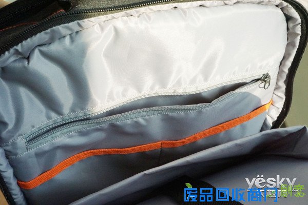 作为电脑外设领域的“小王子”,雷神这一次推出的铠甲包可以说是“攻守兼备,胆大包天”。说它“攻守兼备”是因为这款铠甲包既满足了游戏设备的放置空间又考虑到了生活用品的存放因素,而说它是“胆大包天”则是因为它的存放空间真滴是可以“包下天”啊!