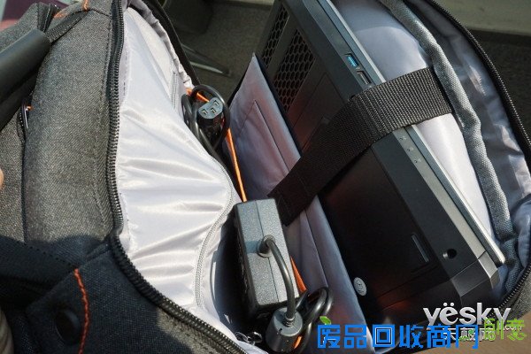 作为电脑外设领域的“小王子”，雷神这一次推出的铠甲包可以说是“攻守兼备，胆大包天”。说它“攻守兼备”是因为这款铠甲包既满足了游戏设备的放置空间又考虑到了生活用品的存放因素，而说它是“胆大包天”则是因为它的存放空间真滴是可以“包下天”啊！