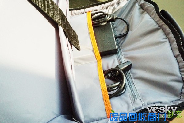 作为电脑外设领域的“小王子”，雷神这一次推出的铠甲包可以说是“攻守兼备，胆大包天”。说它“攻守兼备”是因为这款铠甲包既满足了游戏设备的放置空间又考虑到了生活用品的存放因素，而说它是“胆大包天”则是因为它的存放空间真滴是可以“包下天”啊！