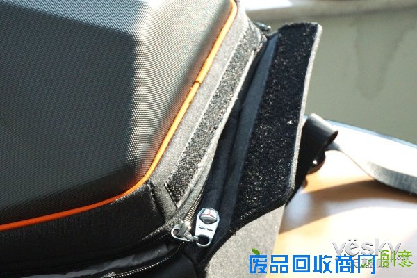 作为电脑外设领域的“小王子”,雷神这一次推出的铠甲包可以说是“攻守兼备,胆大包天”。说它“攻守兼备”是因为这款铠甲包既满足了游戏设备的放置空间又考虑到了生活用品的存放因素,而说它是“胆大包天”则是因为它的存放空间真滴是可以“包下天”啊!