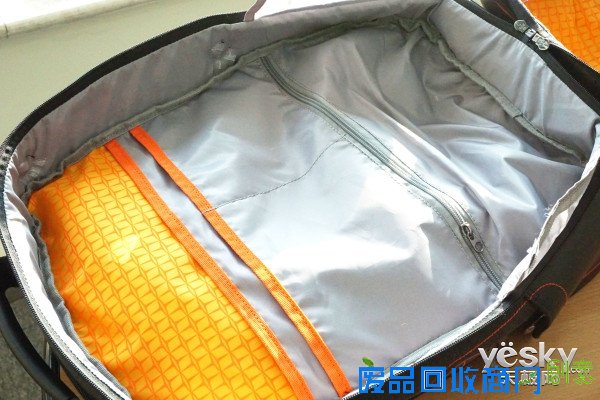 作为电脑外设领域的“小王子”,雷神这一次推出的铠甲包可以说是“攻守兼备,胆大包天”。说它“攻守兼备”是因为这款铠甲包既满足了游戏设备的放置空间又考虑到了生活用品的存放因素,而说它是“胆大包天”则是因为它的存放空间真滴是可以“包下天”啊!