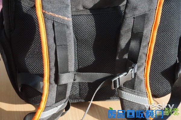 作为电脑外设领域的“小王子”,雷神这一次推出的铠甲包可以说是“攻守兼备,胆大包天”。说它“攻守兼备”是因为这款铠甲包既满足了游戏设备的放置空间又考虑到了生活用品的存放因素,而说它是“胆大包天”则是因为它的存放空间真滴是可以“包下天”啊!