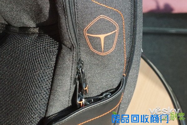 作为电脑外设领域的“小王子”，雷神这一次推出的铠甲包可以说是“攻守兼备，胆大包天”。说它“攻守兼备”是因为这款铠甲包既满足了游戏设备的放置空间又考虑到了生活用品的存放因素，而说它是“胆大包天”则是因为它的存放空间真滴是可以“包下天”啊！