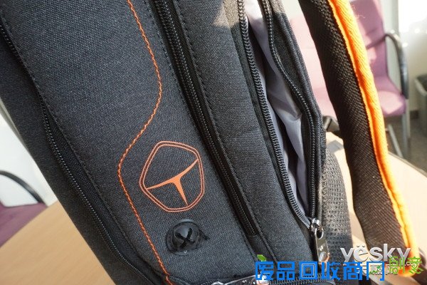 作为电脑外设领域的“小王子”,雷神这一次推出的铠甲包可以说是“攻守兼备,胆大包天”。说它“攻守兼备”是因为这款铠甲包既满足了游戏设备的放置空间又考虑到了生活用品的存放因素,而说它是“胆大包天”则是因为它的存放空间真滴是可以“包下天”啊!