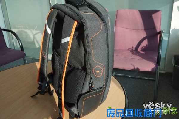 作为电脑外设领域的“小王子”，雷神这一次推出的铠甲包可以说是“攻守兼备，胆大包天”。说它“攻守兼备”是因为这款铠甲包既满足了游戏设备的放置空间又考虑到了生活用品的存放因素，而说它是“胆大包天”则是因为它的存放空间真滴是可以“包下天”啊！