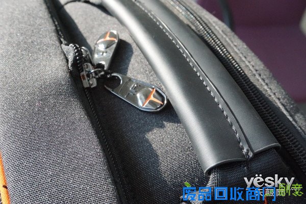 作为电脑外设领域的“小王子”，雷神这一次推出的铠甲包可以说是“攻守兼备，胆大包天”。说它“攻守兼备”是因为这款铠甲包既满足了游戏设备的放置空间又考虑到了生活用品的存放因素，而说它是“胆大包天”则是因为它的存放空间真滴是可以“包下天”啊！