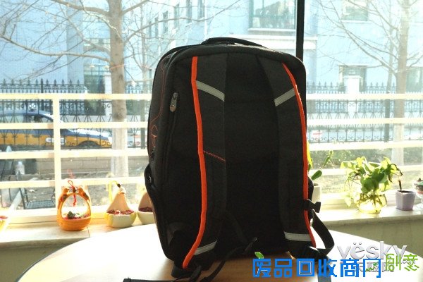 作为电脑外设领域的“小王子”，雷神这一次推出的铠甲包可以说是“攻守兼备，胆大包天”。说它“攻守兼备”是因为这款铠甲包既满足了游戏设备的放置空间又考虑到了生活用品的存放因素，而说它是“胆大包天”则是因为它的存放空间真滴是可以“包下天”啊！