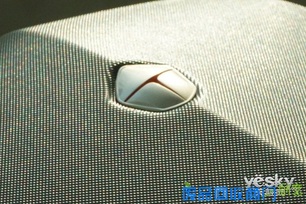 作为电脑外设领域的“小王子”，雷神这一次推出的铠甲包可以说是“攻守兼备，胆大包天”。说它“攻守兼备”是因为这款铠甲包既满足了游戏设备的放置空间又考虑到了生活用品的存放因素，而说它是“胆大包天”则是因为它的存放空间真滴是可以“包下天”啊！