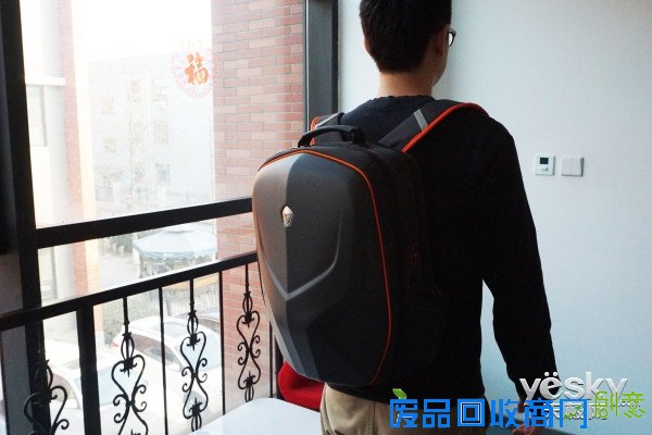 作为电脑外设领域的“小王子”，雷神这一次推出的铠甲包可以说是“攻守兼备，胆大包天”。说它“攻守兼备”是因为这款铠甲包既满足了游戏设备的放置空间又考虑到了生活用品的存放因素，而说它是“胆大包天”则是因为它的存放空间真滴是可以“包下天”啊！