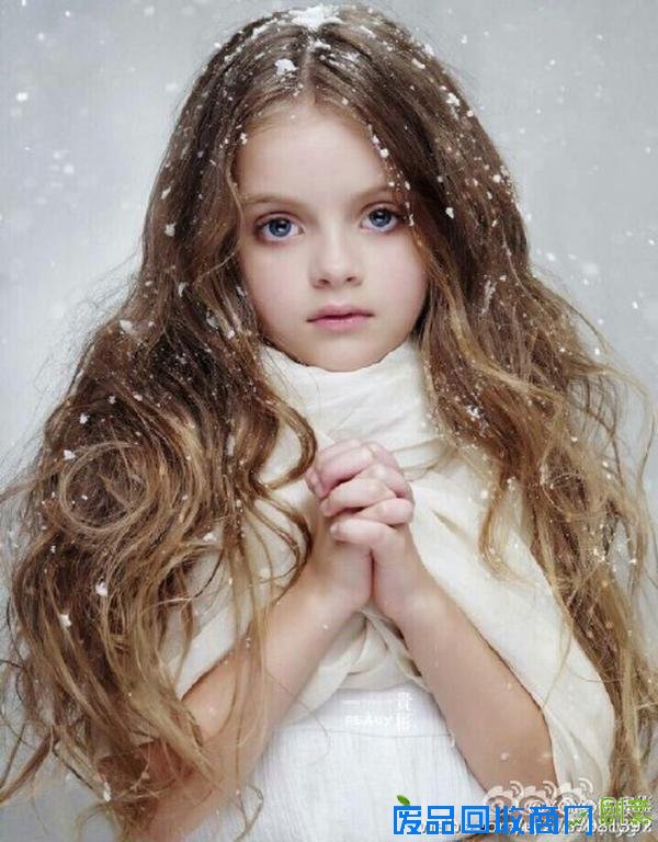 俄罗斯9岁女模被赞世界第一美少女 热爱旅行拍照