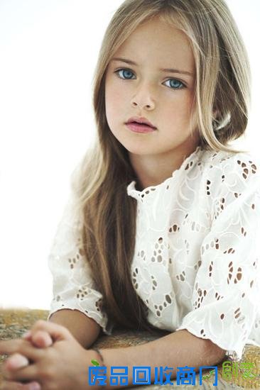 俄罗斯9岁女模被赞世界第一美少女 热爱旅行拍照