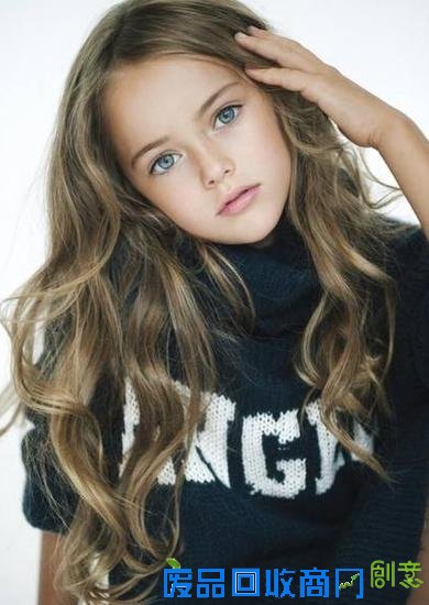俄罗斯9岁女模被赞世界第一美少女 热爱旅行拍照