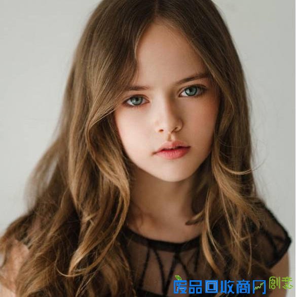 俄罗斯9岁女模被赞世界第一美少女 热爱旅行拍照