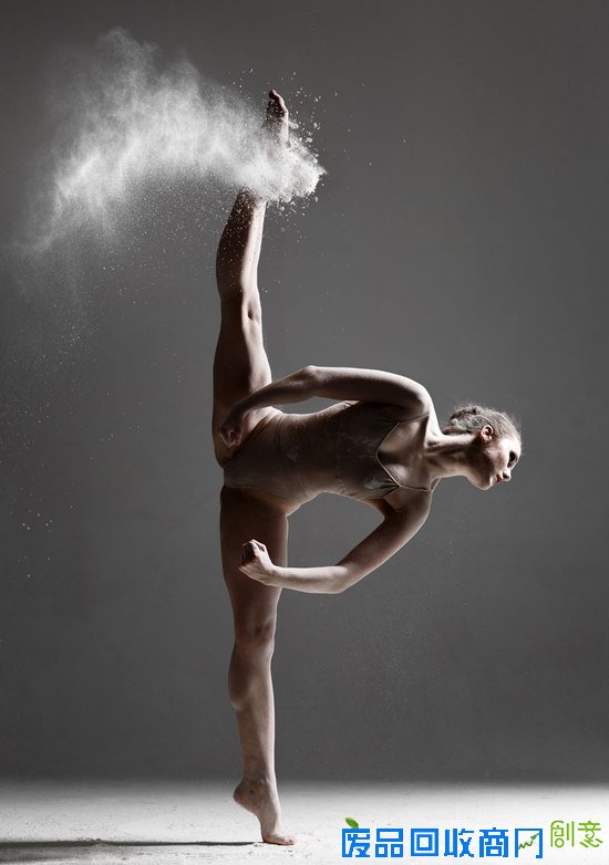 面粉与舞者的激情碰撞，人体力量之美竟如此震撼