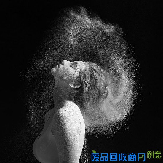 面粉与舞者的激情碰撞，人体力量之美竟如此震撼