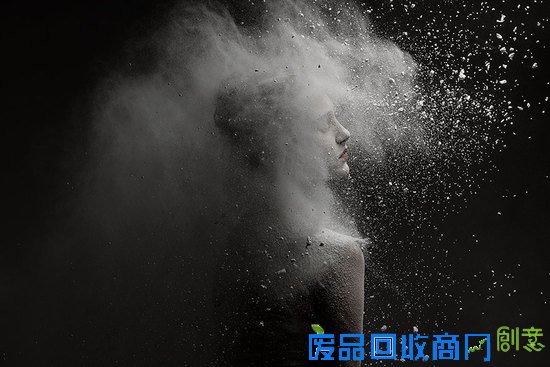 面粉与舞者的激情碰撞，人体力量之美竟如此震撼