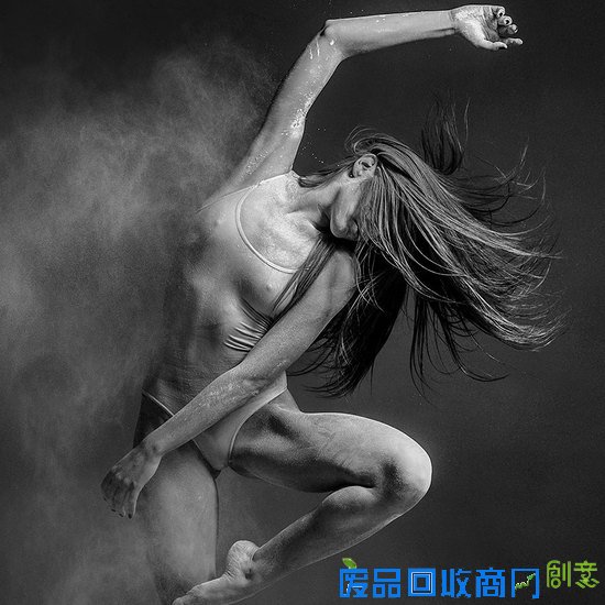 面粉与舞者的激情碰撞，人体力量之美竟如此震撼