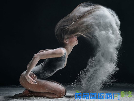面粉与舞者的激情碰撞，人体力量之美竟如此震撼