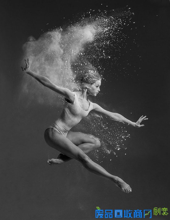 面粉与舞者的激情碰撞，人体力量之美竟如此震撼