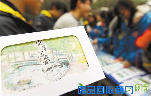 2015年12月31日，重庆八中操场，手绘校园风景明信片受到青睐，一下子被抢购一空。当日，该校第14届学生艺术节创意集市开张，学生们当起了设计师，一个个别具匠心的创意作品令人大开眼界。