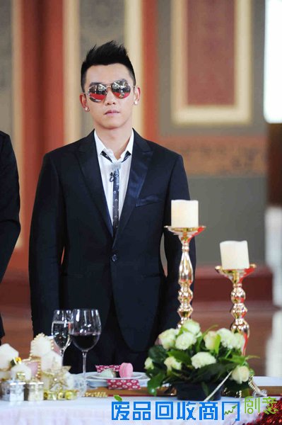 《跑男3》女神来踢馆 郑恺趣味拍照精彩不停