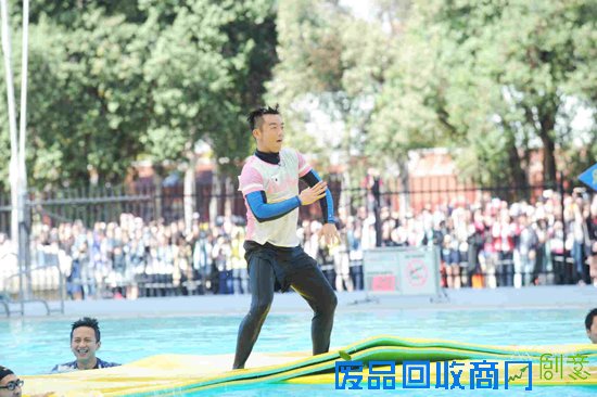 《跑男3》女神来踢馆 郑恺趣味拍照精彩不停