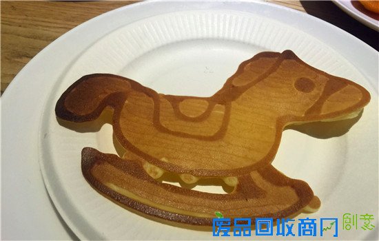 图为由煎饼3D打印机打印出来的煎饼