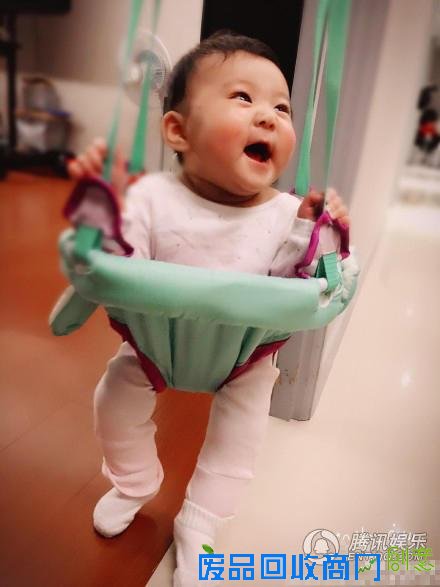 贾静雯小女儿坐婴儿弹跳椅 大眼可爱极似洋娃娃（图）