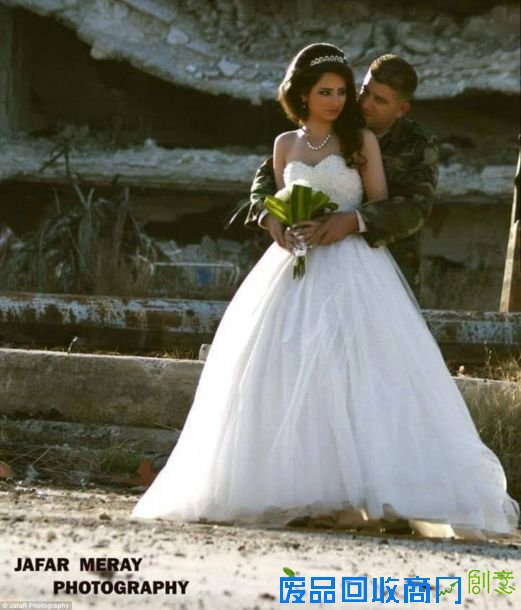 爱比战争强大：新人在战争废墟中拍婚纱照（图）