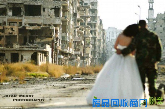 爱比战争强大：新人在战争废墟中拍婚纱照（图）