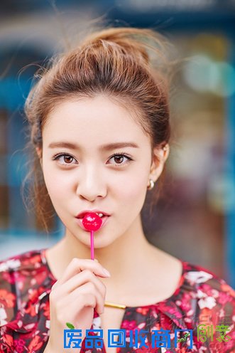 宋妍霏萌系少女写真 丸子头尽显俏皮可爱