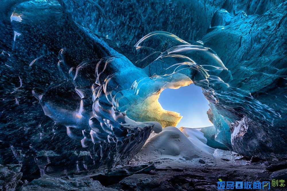 法国摄影师穿越冰岛拍摄冰洞 湛蓝世界呈现窒息美景