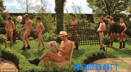 据英国《每日邮报》报道，一群来自英国的园艺家准备伦敦西部的肯辛顿屋顶花园拍摄裸体慈善日历。（网页截图）