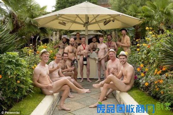 据英国《每日邮报》报道，一群来自英国的园艺家准备伦敦西部的肯辛顿屋顶花园拍摄裸体慈善日历。（网页截图）