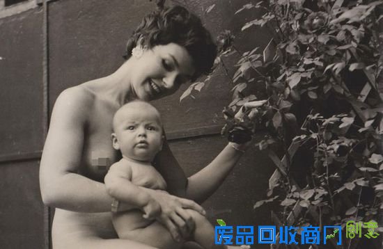 该村创立于1929年，当时这12英里土地是由理查森的父亲所买下。该村的裸体规定起初相当严格，让想要移入的民众却步，经过讨论过后才渐渐放宽。图为早起村民生活照。