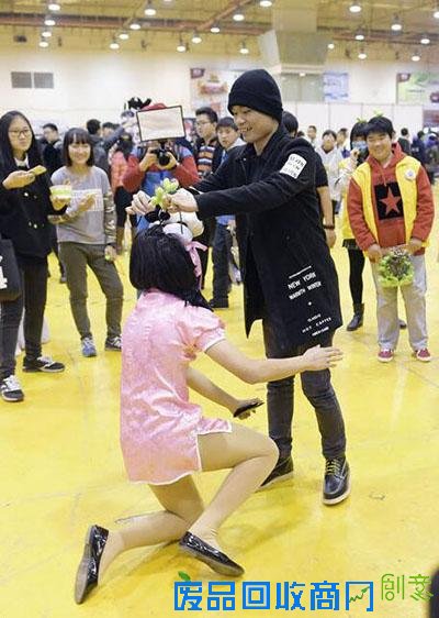 网红现身粉丝下跪 美女穿粉色超短裙“磕头”(图)