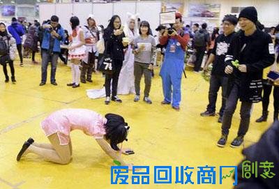 网红现身粉丝下跪 美女穿粉色超短裙“磕头”(图)