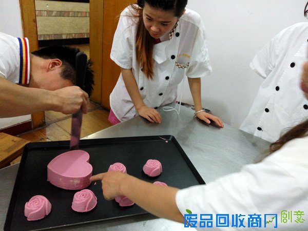 杜仁杰烘焙培训成就年轻夫妻小本创业梦