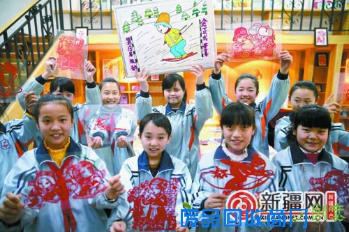 1月7日,在乌鲁木齐市第121小学,该校美术兴趣小组的学生们展示自己制作的以“十三冬”为题材的剪纸、绘画作品。