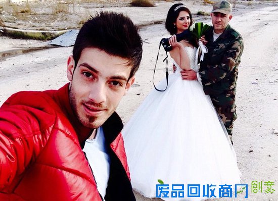这对夫妇在城市废墟上拍婚纱照,活着就还有希望~