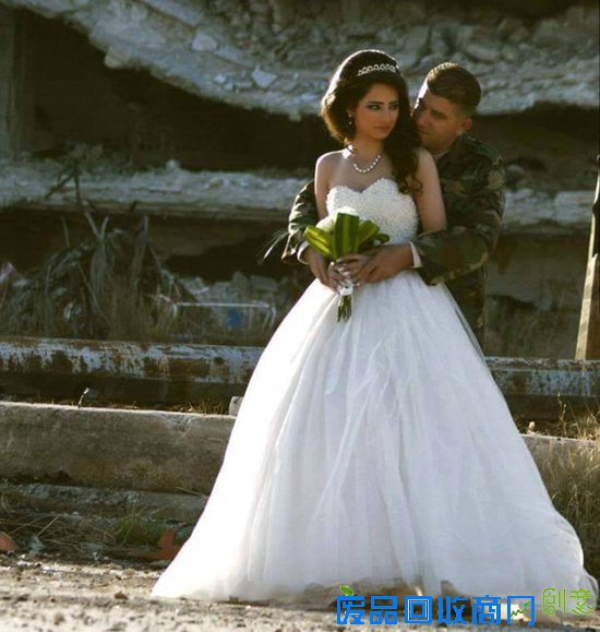 这对夫妇在城市废墟上拍婚纱照,活着就还有希望~