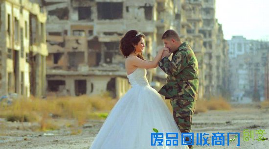 这对夫妇在城市废墟上拍婚纱照,活着就还有希望~