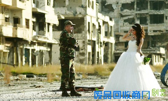 这对夫妇在城市废墟上拍婚纱照,活着就还有希望~