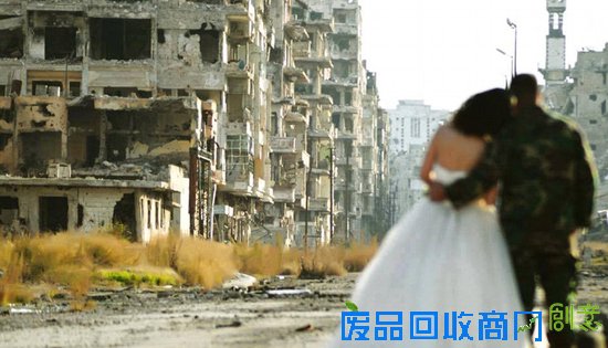 这对夫妇在城市废墟上拍婚纱照,活着就还有希望~