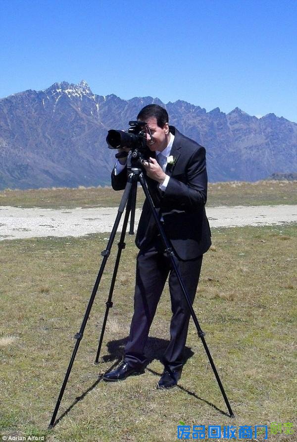 澳洲新婚夫妻挑战全球首个“自拍婚纱照”