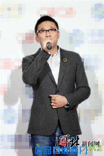 韩延为最佳创意颁奖 承诺新作“不哭了” 韩延为最佳创意颁奖 承诺新作“不哭了”