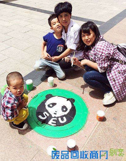 创意“井盖涂鸦”装点城市文明