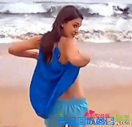 图:智力美女记者做直播时下海嬉戏 结果意外发生——比基尼被海水冲掉