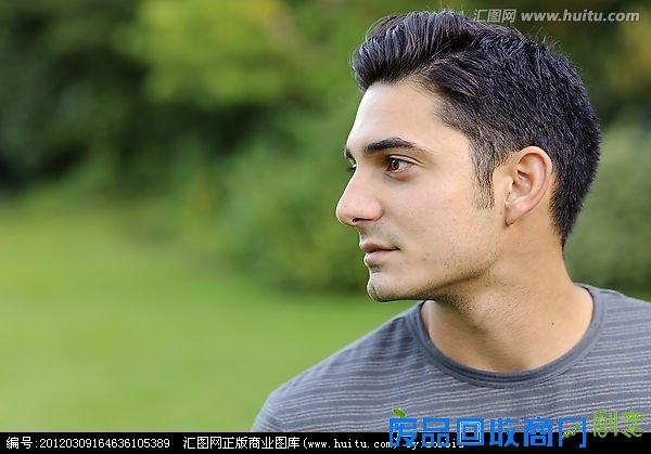 男人的侧脸 